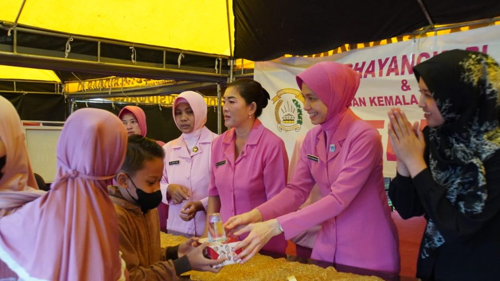 Ibu-ibu Bhayangkari membagikan takjil.(krs)